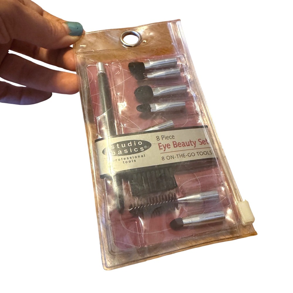 $3 BUNDLE ITEM NWT Studio Basics 8 Piece Eye Beauty Set Travel Makeup Kit